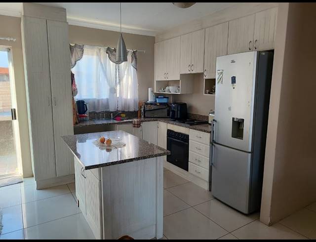 3 BEDROOM TOWNHOUSE FOR SALE IN BRIDGEMEADE